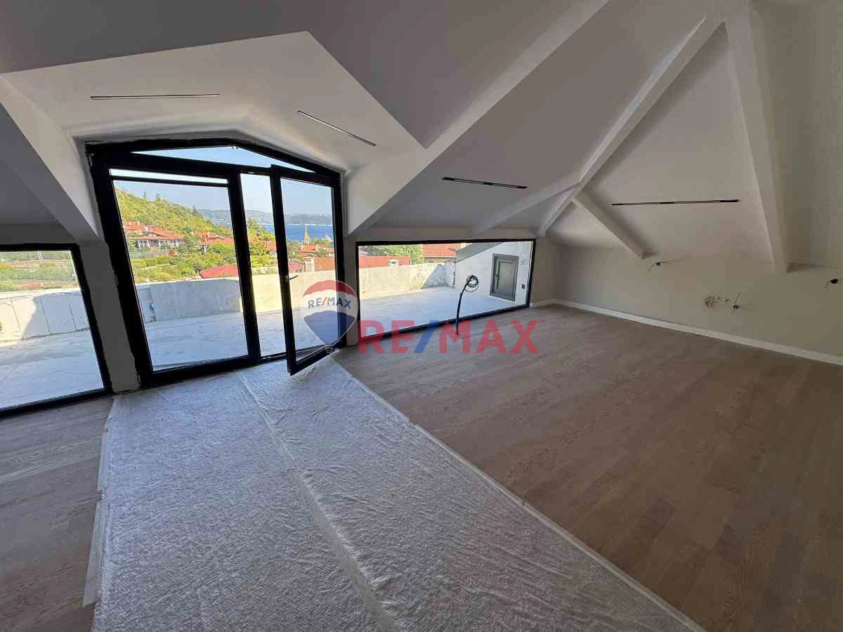 SARIYER'DE ORMAN VE DENİZ MANZARALI, KAPALI OTOPARKLI, SIFIR KİRALIK ÇATI DUBLEKS