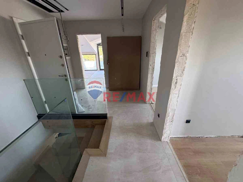 SARIYER'DE ORMAN VE DENİZ MANZARALI, KAPALI OTOPARKLI, SIFIR KİRALIK ÇATI DUBLEKS