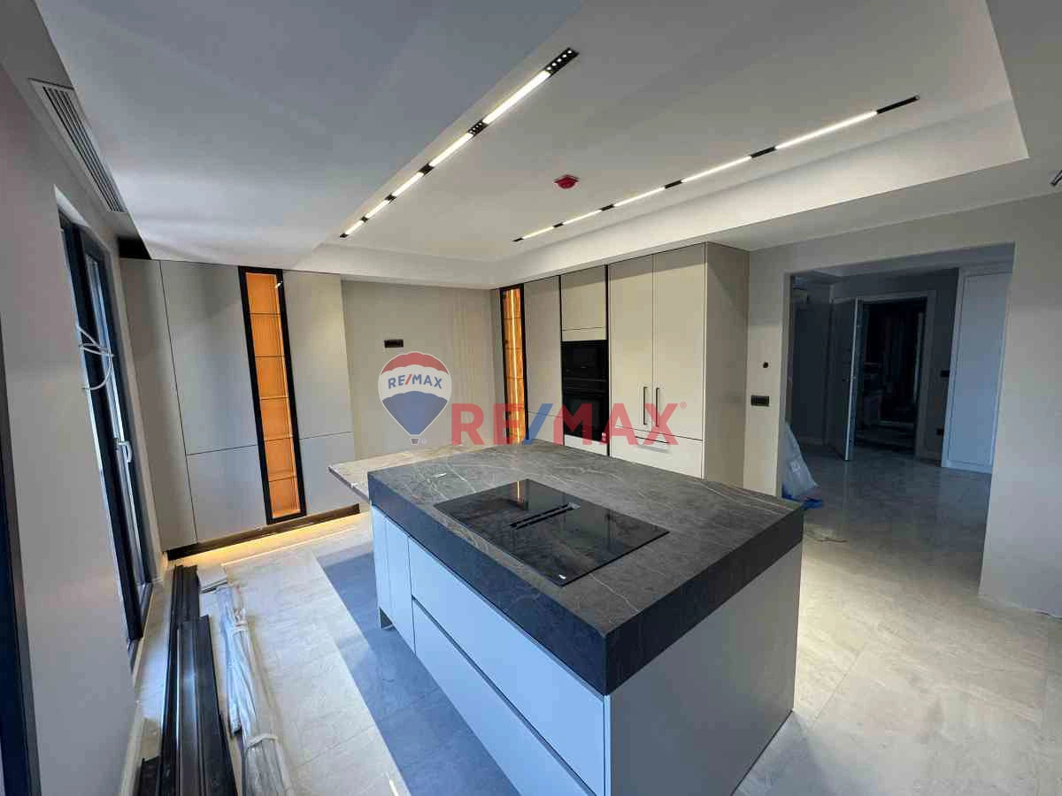 SARIYER'DE ORMAN VE DENİZ MANZARALI, KAPALI OTOPARKLI, SIFIR KİRALIK ÇATI DUBLEKS