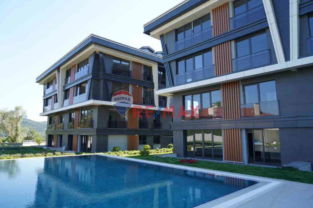 SARIYER'DE ORMAN VE DENİZ MANZARALI, KAPALI OTOPARKLI, SIFIR KİRALIK ÇATI DUBLEKS