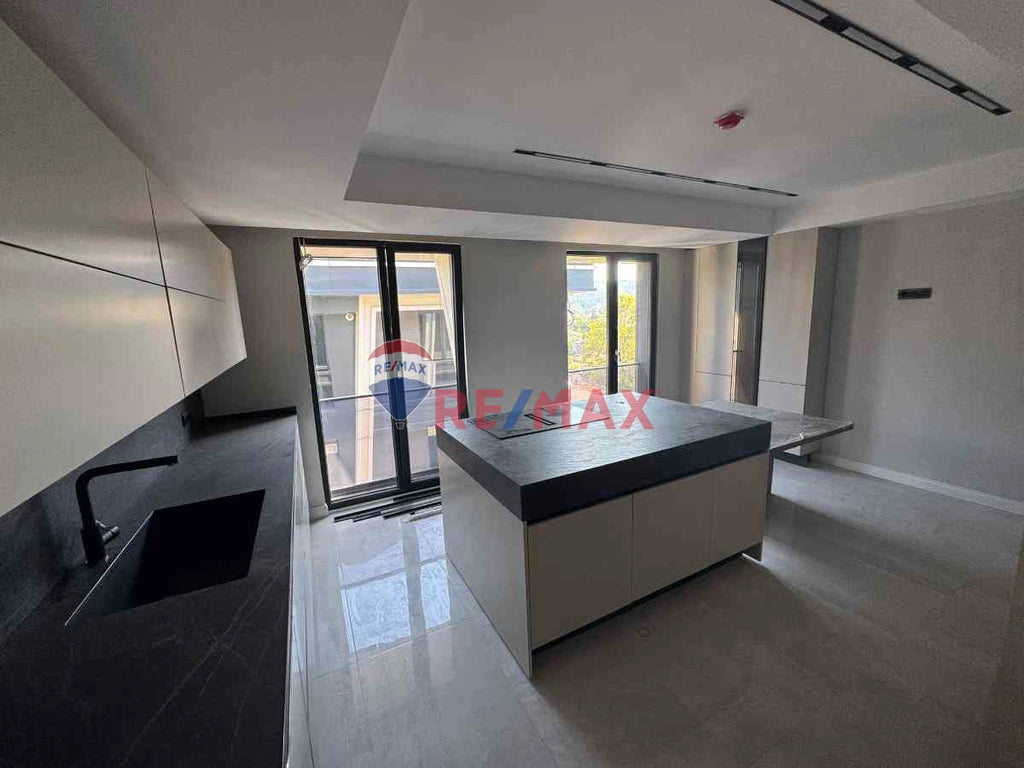 SARIYER'DE ORMAN VE DENİZ MANZARALI, KAPALI OTOPARKLI, SIFIR KİRALIK ÇATI DUBLEKS