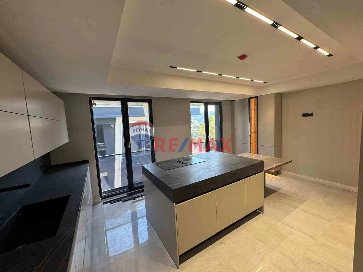 SARIYER'DE ORMAN VE DENİZ MANZARALI, KAPALI OTOPARKLI, SIFIR KİRALIK ÇATI DUBLEKS