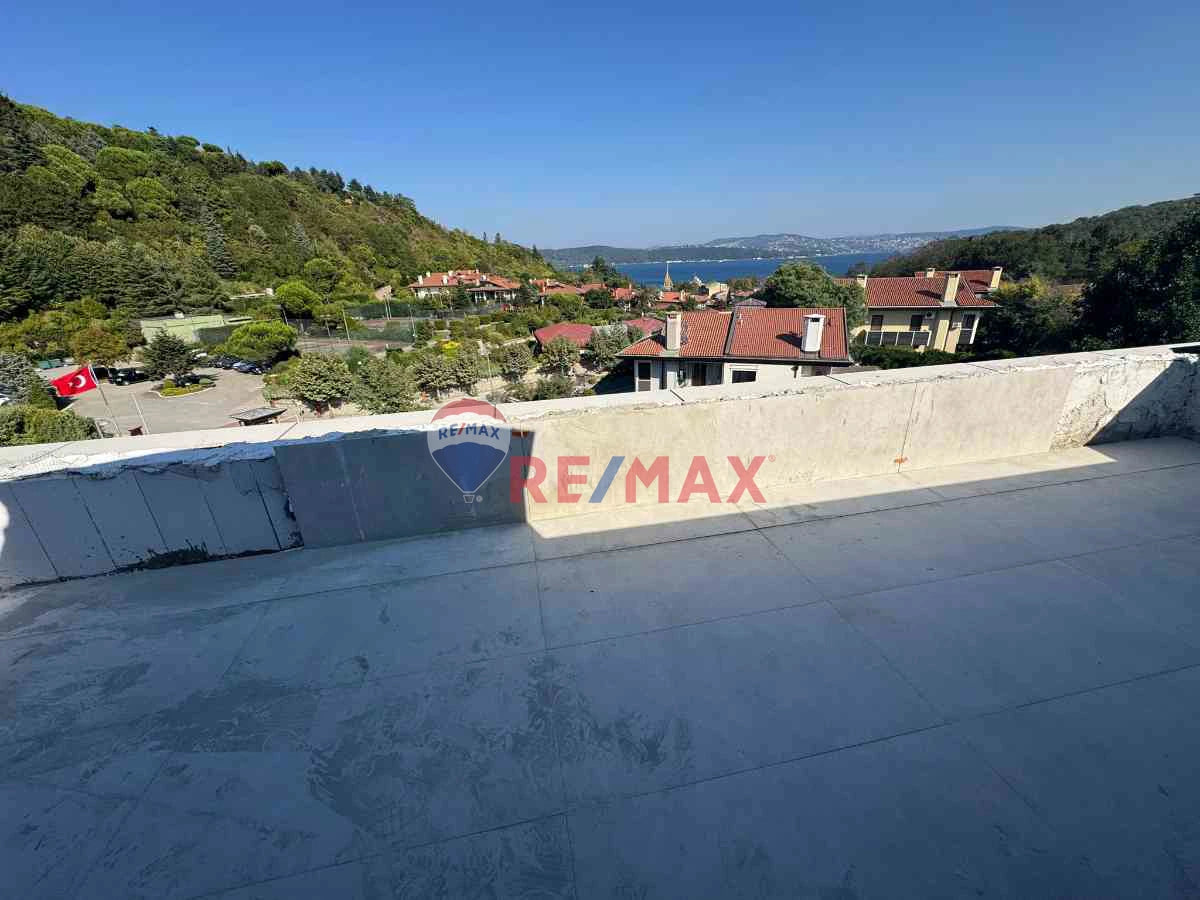 SARIYER'DE ORMAN VE DENİZ MANZARALI, KAPALI OTOPARKLI, SIFIR KİRALIK ÇATI DUBLEKS