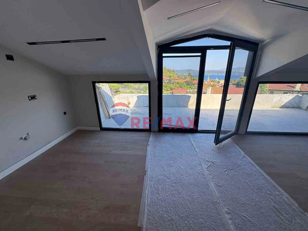 SARIYER'DE ORMAN VE DENİZ MANZARALI, KAPALI OTOPARKLI, SIFIR KİRALIK ÇATI DUBLEKS