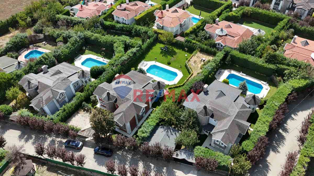 SILIVRI KAVAKLI SUN RISE SITESINDE MÜSTAKIL HAVUZLU SATILIK VİLLA