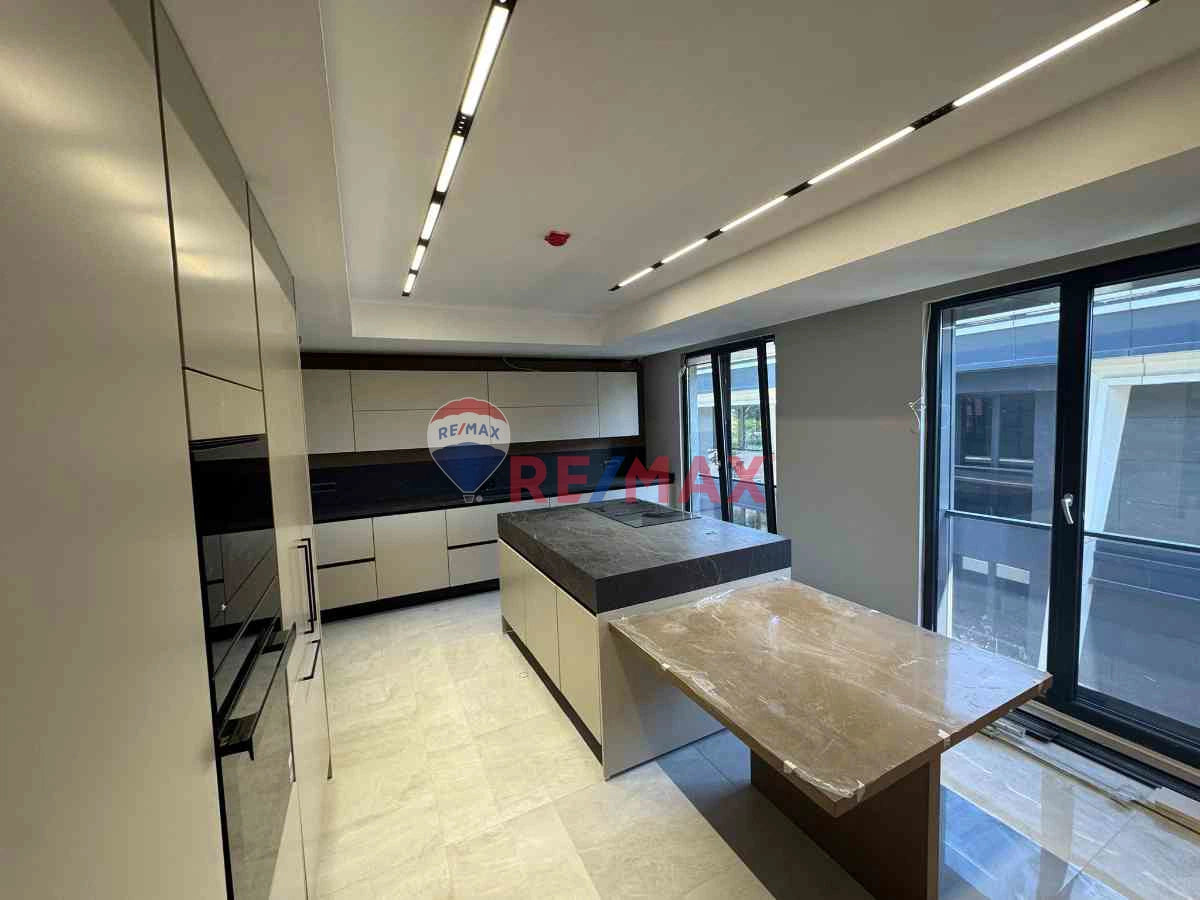 SARIYER'DE ORMAN VE DENİZ MANZARALI, KAPALI OTOPARKLI, SIFIR KİRALIK ÇATI DUBLEKS