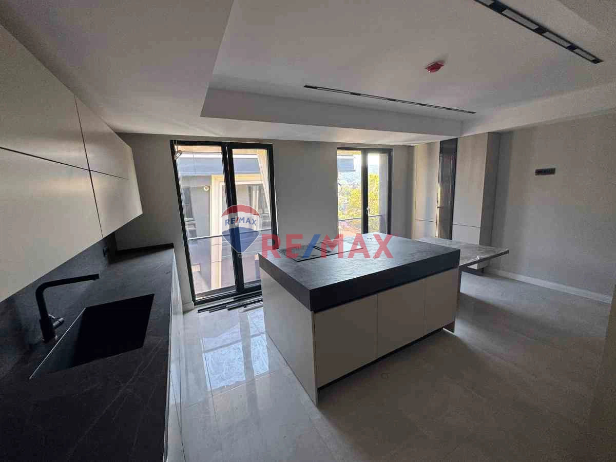 SARIYER'DE ORMAN VE DENİZ MANZARALI, KAPALI OTOPARKLI, SIFIR KİRALIK ÇATI DUBLEKS